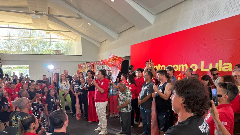 O Candidato Ricardo Vale, cercado por apoiadores, fala sobre a importância de eleger Lula presidente, Leandro Grass governador, além de um legislativo de esquerda na luta por um país mais justo e igualitário.