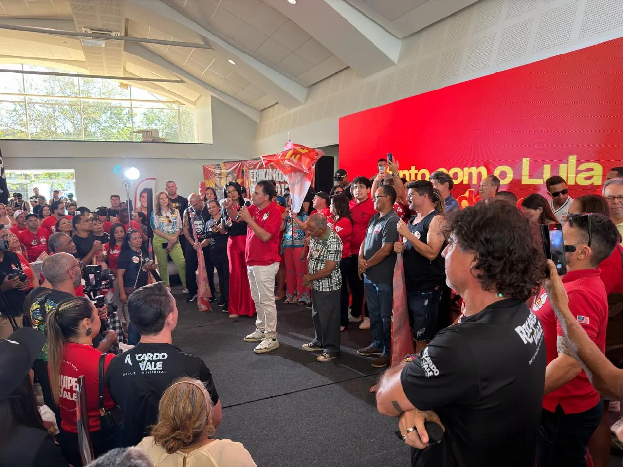 O Candidato Ricardo Vale, cercado por apoiadores, fala sobre a importância de eleger Lula presidente, Leandro Grass governador, além de um legislativo de esquerda na luta por um país mais justo e igualitário.
