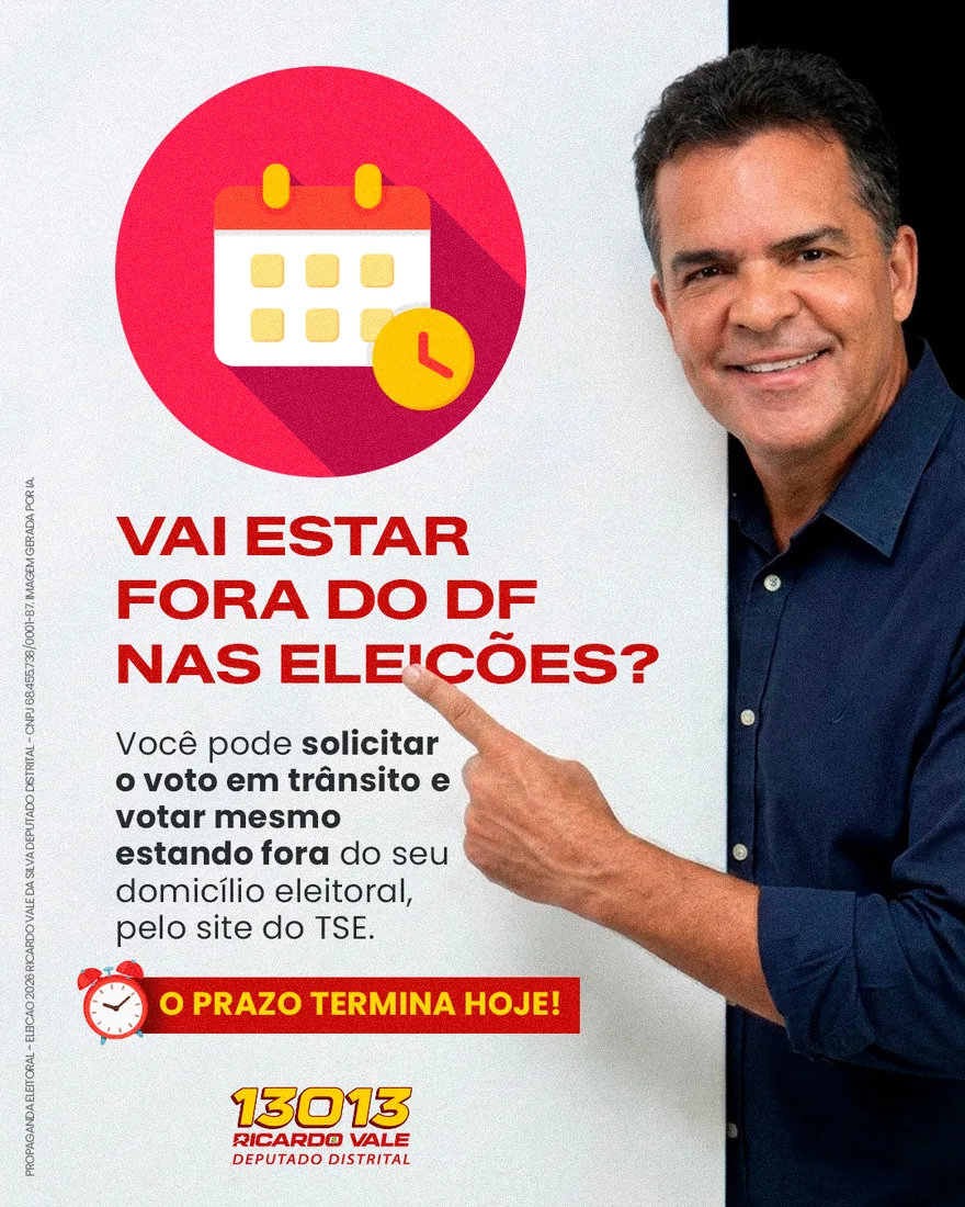 O Candidato Ricardo Vale, aponta para uma imagem com orientações para cadastrar o voto em trânsito.